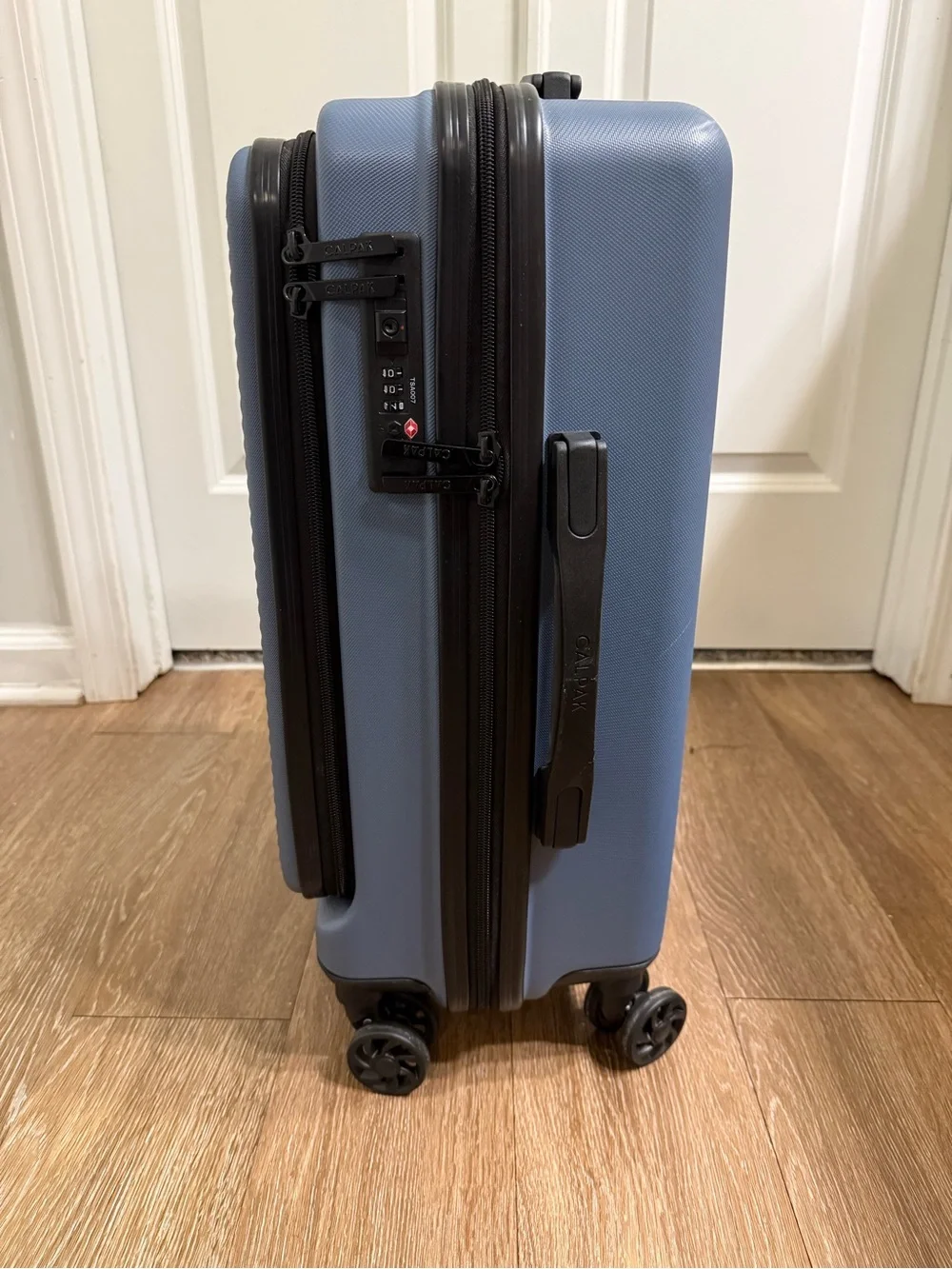 CalPak 22" Malden Spinner Carry-On Suitcase - Picture 3 of 7